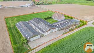 <p>MEISE – Landelijke woning met 3 loodsen op prachtig perceel van 91a50<br /><br />Welkom in het charmante Rossem, waar rust en ruimte nog écht vanzelfsprekend zijn. Deze statige woning bevindt zich op een uitzonderlijke locatie, volledig omringd door groen en zonder directe buren.<br /><br />Bij het betreden van de woning wordt u meteen verwelkomd in een bijzonder lichtrijke inkomhal, die een gevoel van ruimte en elegantie uitstraalt. Aanpalend bevindt zich een leefruimte met grote raampartijen die zicht geven op de tuin en het omliggende groen. De kwalitatief ingerichte keuken sluit hier perfect op aan. Verder beschikt het gelijkvloers over een praktische berging en een extra grote polyvalente ruimte die naar wens kan worden ingericht als bureau, hobbyruimte of zelfs een bijkomende slaapkamer. Bovendien is er ook nog een inpandige garage met plaats voor maar liefst twee wagens.<br />Op de verdieping vindt u een luxueuze badkamer die alle comfort biedt en drie ruime slaapkamers, met mogelijkheid om een vierde te creëren, afhankelijk van uw noden.<br /><br />Wat deze eigendom écht uniek maakt, zijn de drie loodsen die stuk voor stuk vlot toegankelijk zijn. De eerste loods is maar liefst 360m². Daarnaast is er een indrukwekkende tweede loods van circa 800m². De loods is momenteel opgedeeld met houten panelen maar deze worden verwijderd waardoor de volledige oppervlakte terug benut kan worden. Tot slot is er nog een open loods van 580 m², die zich uitstekend leent voor het stallen van dieren, voertuigen,...<br /><br />Aansluitend bevindt zich bovendien een weide en op slechts 250m afstand is er nog de mogelijkheid om een bijkomend perceel weide van maar liefst 81a aan te kopen. <br />Deze prachtige eigendom is momenteel vergund als zone eigen woning en combineert hoogwaardige afwerking met uitzonderlijke rust, ruimte.<br /><br />De vermelde prijs is een richtprijs. Na ontvangst van de biedingen zal de verkoper beslissen of hij/zij de eigendom verkoopt aan het beste bod. De richtprijs is aldus niet bindend voor de verkoper.</p>