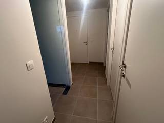 In het charmante Westrozebeke, een deelgemeente van Staden, bevindt zich dit modern nieuwbouwappartement met twee slaapkamers, gelegen op de tweede verdieping.<br /><br />Bij het betreden van het appartement kom je in een ruime inkomhal die directe toegang biedt tot de eerste slaapkamer en de technische berging. Verder bereik je via de hal de stijlvolle badkamer, uitgerust met een wastafel en een comfortabele inloopdouche. Het appartement beschikt daarnaast over een tweede, ruimere slaapkamer. De lichtrijke leefruimte met open keuken vormt het centrale leefgedeelte van het appartement. <br /><br />Dankzij de doordachte indeling en hedendaagse afwerking geniet u hier van een hoog wooncomfort. Het pand is bovendien uitgerust met zonnepanelen en beschikt over centrale verwarming op aardgas, wat bijdraagt aan een energiezuinige en efficiënte woonoplossing.<br /><br />Beschikbaar vanaf 01-05-2026.<br /><br />