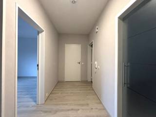 <p><span>In een rustige en groene woonwijk in Edegem vinden we dit ruim appartement met 2 slaapkamers en inpandige autostaanplaats. <br />Het appartement ligt op wandelafstand van het Sint-Goriksplein en is gelegen in directe nabijheid van winkels openbaar vervoer, scholen en de Romeinse Put!</span></p><p><span> </span></p><p><span>Indeling:</span></p><p><span>We betreden het appartement in de centrale inkomhal, hier is voldoende ruimte voor vestiaire en er is ook een apart gastentoilet met handenwasser aanwezig.</span></p><p><span>Aan de voorzijde van het gebouw vinden we de lichte leefruimte met aansluitende een ingerichte, open keuken voorzien alle comfort.</span></p><p><span>De ruime slaapkamers vinden we aan de achterzijde van het gebouw. De kleinste slaapkamer geeft toegang naar het terras. </span></p><p><span> </span></p><p><span>Centraal in het appartement bevindt zich de moderene badkamer met douche en een badkamermeubel.</span></p><p><span>Tot slot beschikt het appartement over een inpandige autostaanplaats, die men verplicht dient te huren aan € 55,-/maand</span></p><p><span> </span></p><p><span>Praktische info:</span></p><ul><li><span>Beschikbaar vanaf 01/12/2025</span></li><li><span>Gemeenschappelijke kosten: € 65,-/maand</span></li><li><span>Huurwaarborg: 3 maanden</span></li><li><span>Plaatsbeschrijving € 225,-</span></li><li><span>187 kWh/m²</span></li></ul><p><span> </span></p><p><span>Boek nu zelf ONLINE uw afspraak in. Surf naar het betreffende eigendom op onze website <span>www.habicom.be</span></span><span> en klik op de roze knop </span><span>'PLAN EEN BEZOEK'</span><span>. </span></p><p><span>Voor meer info surf naar <span>www.habicom.be</span></span><span>.</span></p><p><span> </span></p><p><span> </span></p>