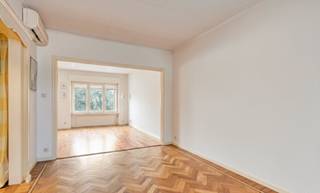 À Forest, entre le Parc Duden et Forest National, découvrez ce superbe appartement lumineux de ±150 m², situé au 4e et dernier étage d’un immeuble bien entretenu avec faibles charges de copropriété. Ce grand appartement à vendre à Forest se compose d’un séjour spacieux et lumineux, d’une cuisine super équipée, d’une chambre confortable avec placard, d’une salle de bains avec baignoire et douche, un espace bureau idéal pour le télétravail, ainsi que deux terrasses en façade. Parquet authentique, le double vitrage et le parlophone. Un palier privatif avec débarras, deux caves ainsi qu'un emplacement de parking (+30.000 €) complètent ce bien. Le PEB est classé G.Idéalement situé à proximité des commerces, écoles, transports en commun et espaces verts, cet appartement combine volume, luminosité et emplacement recherché. Une opportunité rare à Forest à saisir rapidement.