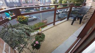 Energiezuinig, ruim en comfortabel appartement met 2 slpk, garage, oprit, kelder en 2 terrassen
Dit goed onderhouden appartement bevindt zich op de 1ste verdieping van een kleinschalige, verzorgde residentie (zonder lift) in Aartselaar, op een mooie en gegeerde locatie in de Ernest Claeslaan 6. Uitstekend gelegen in een rustige woonwijk in de onmiddellijke omgeving van dorpskern, winkels, scholen en openbaar vervoer.
Met een vlotte bereikbaarheid naar de belangrijke invalswegen E19 en A12, waardoor zowel Antwerpen en Brussel als omliggende gemeenten eenvoudig bereikbaar zijn.
Via de centrale ruime inkomhal met ingebouwde vestaire en apart toilet komt u in de aangename leefruimte met grote raampartij en terras. Verder is er nog een praktisch ingerichte keuken met aansluitende berging voorzien van condensatieketel met aansluiting voor wasmachine, droogkast en plaats voor extra berging en/of diepvriezer.
Achteraan het appartement zijn er 2 volwaardige slaapkamers
(14.58 m2 (3.60m x 4.05m) en 9.18 m2 (3.60m x 2.55m , met terras), een badkamer met ligbad en douche. Overal zijn er vliegenramen en rolluiken voorzien.
De privatieve kelder , inpandige garage met staanplaats zijn inbegrepen in de prijs.
Troeven:
- Centrale ligging
- Ruim appartement 102 m2
- Veiligheidsdeur
- Inpandige garage en staanplaats
- 2 terrassen
- EPC B
- Electriciteit conform
- Recente HR gasketel van 2021
- De maandelijkse gemeenschappelijke kosten zijn 80 eur voor provisie water, blokpolis en verlichting gemeenschappelijke hal.
- Waterinfo: G-score A - P-score A
Een uitzonderlijke kans voor wie op zoek is naar een energiezuinige woning met ruimte, comfort en een centrale ligging, met alle voorzieningen binnen handbereik.
Bezoek kan ingepland worden op volgende momenten mits voorafgaandelijke afspraak via mail ktruyts@gmail.com:
zondag 13/9 18u - 20u
vrijdag 18/9 13u - 19u
zondag 20/9 14u - 18u
maandag 21/9 13u - 17u
vrijdag 25/9 13u - 19u
zaterdag 26/9 13u - 17u