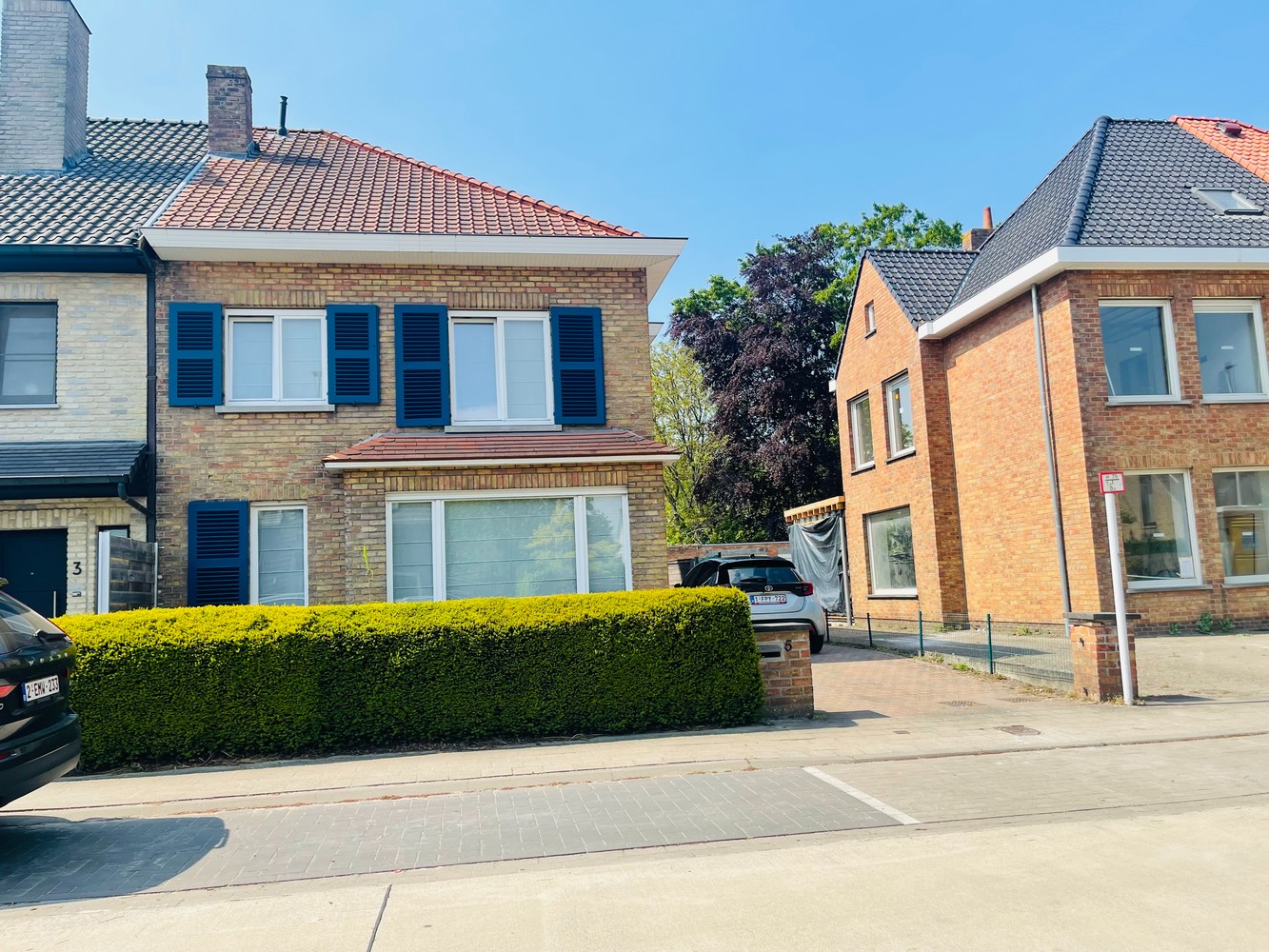 Assebroek INSTAPKLARE CHARMANTE GEZINSWONING, HALF-OPEN BEBOUWING met GROTE ZONNIGE TUIN, OPRIT en GARAGE - foto 3