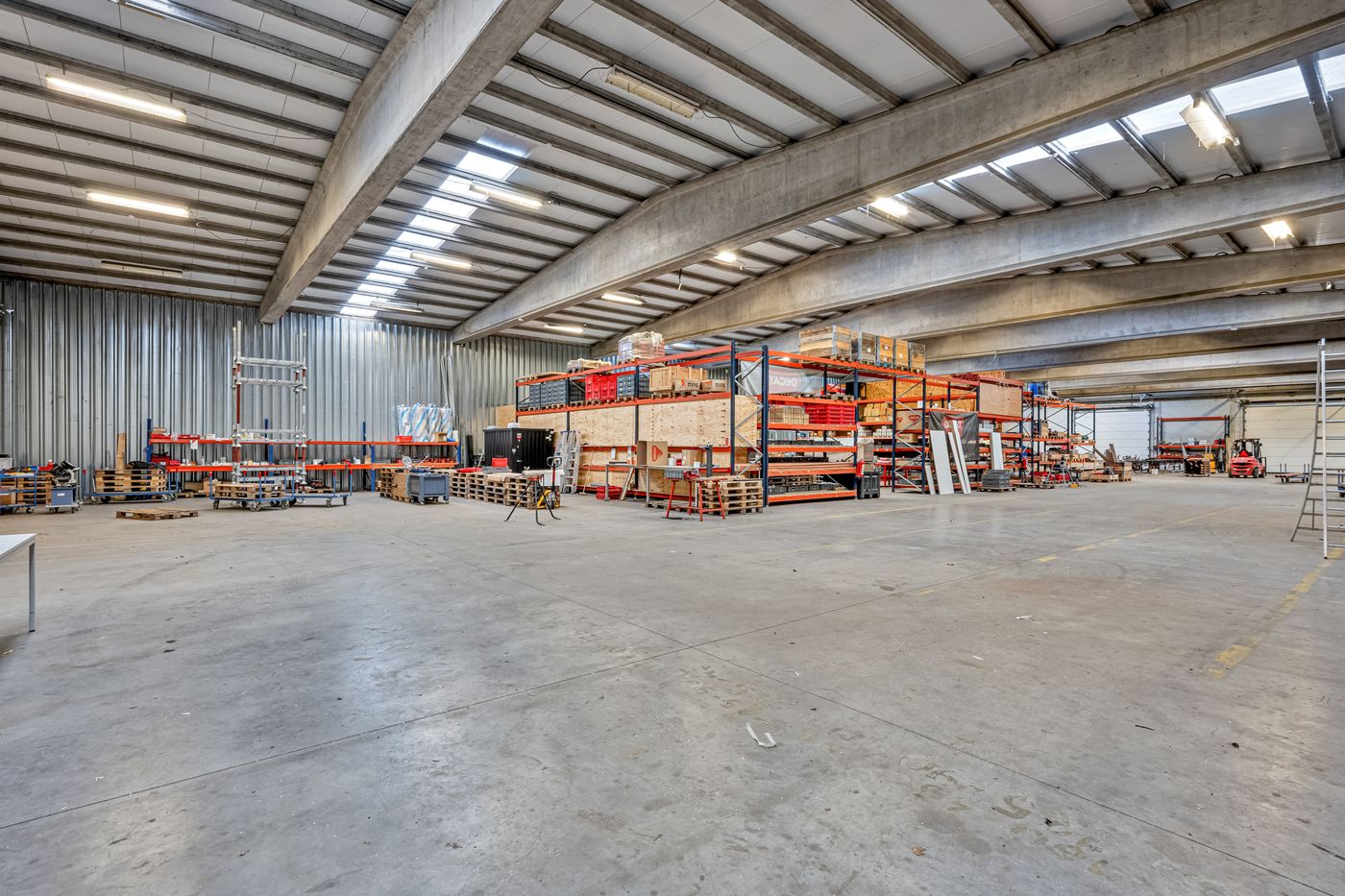 Bedrijfsgebouw van 3.526 m² met ruim verhard buitenterrein - foto 3