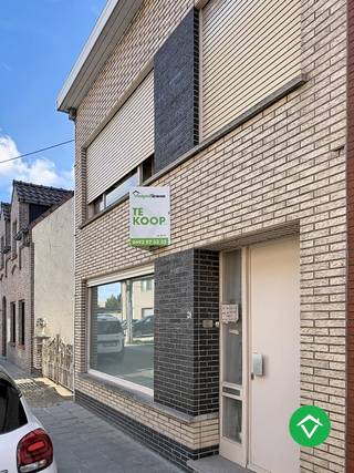 Deze woning is gelegen op een grondoppervlakte van 735 m² en bestaat uit: inkomhal - living - keuken - berging - wasplaats - toilet - badkamer - nachthal - 3 slaapkamers - zolder - ruime oprit - 2 garages - terras - grote tuin. <br /><br />Troeven van deze woning:<br />- ruime oprit met plaats voor meerdere wagens<br />- rustig gelegen in centrum Eernegem<br />- woning met mogelijkheden