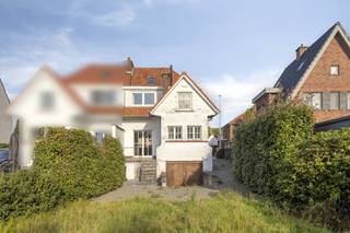 Deze charmante woning is gelegen in de Zonnebloemstraat, in Oudenaarde (Leupegem). U geniet van een vlotte verbinding naar Ronse en Gent. De op te frissen, halfopen, woning telt 3 slaapkamers, heeft een knusse tuin en een garage. INDELING VAN DE WONING:Gelijkvloers: - inkomhal met apart toilet- lichtrijke leefruimte - keuken- droge kelderEerste verdieping: - slaapkamer 1- slaapkamer 2- slaapkamer 3- badkamer met ligbad en toilet- zolderExterieur: - tuin - oprit - garageALGEMENE INFORMATIE: * verwarming op gas* stadswater* regenwater (niet in gebruik) * vrij bij akteDit pand is onderworpen aan de renovatieverplichting van de Vlaamse overheid voor residentiële gebouwen (behoudens bij sloop binnen 5 jaar na de aankoop). Consulteer voor meer informatie de website van het Vlaams Energie- en Klimaatagentschap via https://www.vlaanderen.be/een-woning-kopen/renovatieverplichting-voor-residentiele-gebouwen