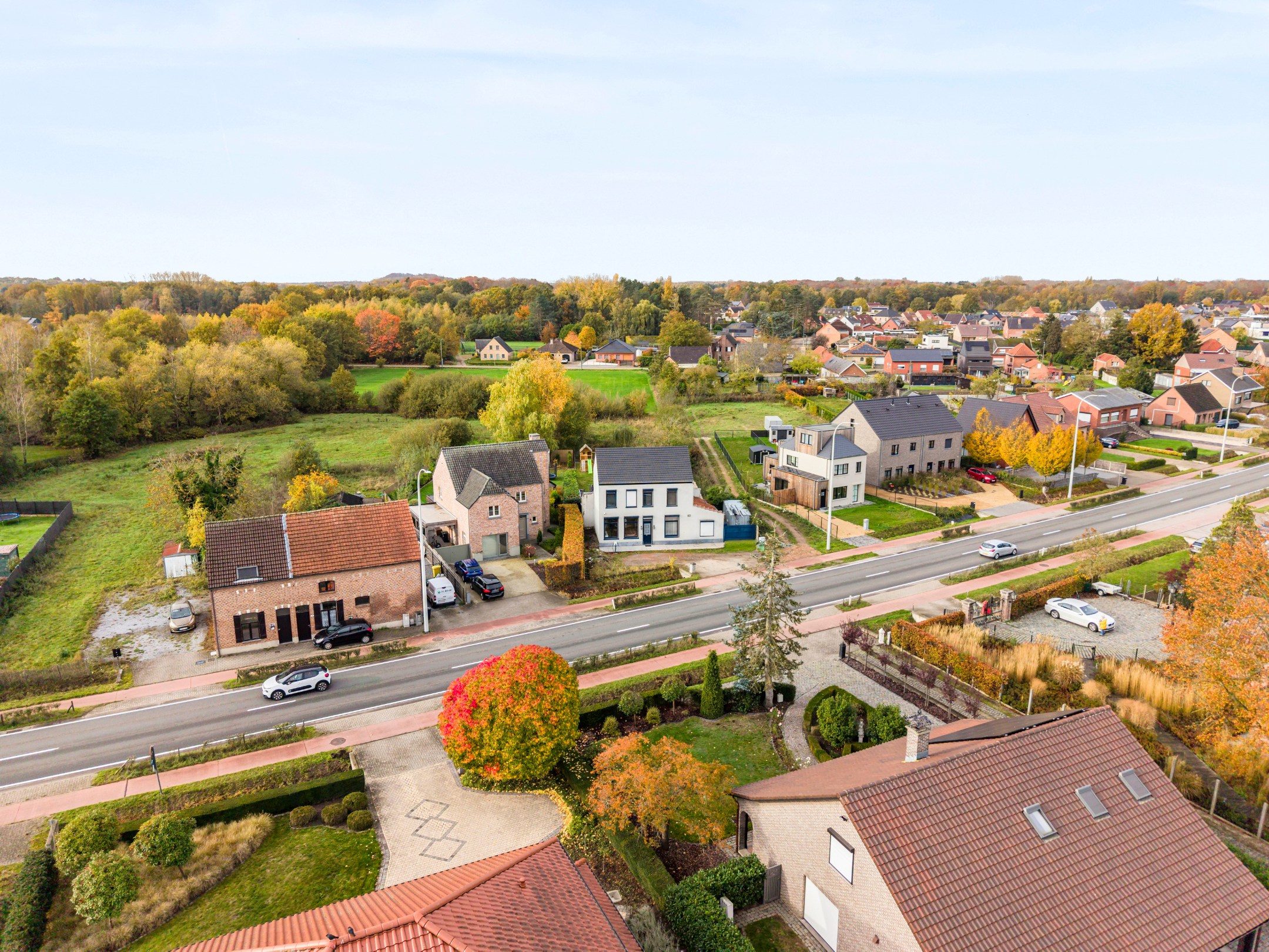 Maison rénovée idéalement située avec 2 à 3 chambres et 2 salles de bains, sur un terrain de 762 m². - photo 3