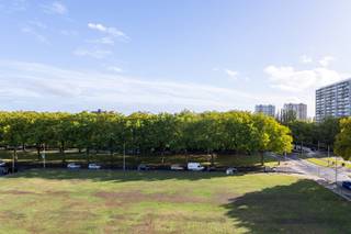 Dit recent gerenoveerde appartement bevindt zich op een rustige, groene locatie met een prachtig open uitzicht.Alles wat je nodig hebt ligt op...