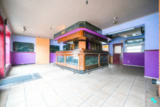 Dit karaktervolle handelspand met bijhorende woonst, ooit het bruisende decor van een geliefd café, biedt een wereld aan mogelijkheden op een absolute toplocatie. Gelegen in het centrum van Oostrozebeke, geniet het pand van een uitstekende zichtbaarheid en is het omgeven door diverse handelszaken, scholen en vlot bereikbaar openbaar vervoer. Bij het betreden van het pand word je verwelkomd in de voormalige caféruimte, die dankzij de barzone en toegang tot de kelderverdieping nog steeds de charme van weleer uitstraalt. Aansluitend bevinden zich de sanitaire voorzieningen, een private keuken en een wasplaats, die uitkomen op een koer met praktische uitweg achteraan het perceel. Op de eerste verdieping (met aparte ingang) biedt het ruime privégedeelte een woonkamer met gaskachel, drie slaapkamers en een badkamer. Daarnaast leidt een vaste trap naar de zolderverdieping, waar het potentieel wacht om ontdekt te worden: extra slaapkamers, een hobbyruimte of bureau. Dit pand is de ideale mix tussen wonen en werken en biedt ruimte voor verschillende commerciële invullingen (kapsalon, kantoorruimte, horecazaak of praktijk voor vrije beroepen. Een te renoveren eigendom met een sterk potentieel en een topligging, een investering die de moeite waar is. TROEVEN: Centrale commerciële ligging | Zichtlocatie | Bovenliggend appartement. Deze woning is onderworpen aan de renovatieverplichtingen vanaf 2023. Meer info via: www.vlaanderen.be/een-woning-kopen/renovatieverplichting-voor-residentiele-gebouwen-vanaf-2023 Louis organiseert voor dit handelspand met bijhorende woonst bezoeken ter plaatse, mits het maken van een afspraak via www.bordes.be 056 98 03 03