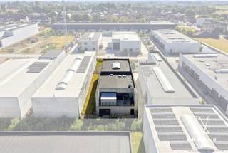 Op het bedrijventerrein Nelca Noord in Lendelede bevindt zich deze veelzijdige bedrijfseigendom op een totale perceeloppervlakte van 1.186 m². Ieder bod vanaf 799.000 euro is welkom. De eigendom combineert een moderne loods van ca. 500 m² met een luxueus afgewerkte woonst van ca. 170 m² en een ruim, zonnig terras. Een interessante combinatie van wonen en werken op één locatie, waarbij de woonruimte desgewenst ook als kantoor- of professionele ruimte kan worden ingericht.<br />De loods werd gebouwd in 2021, staat op paalfundering en beschikt over een vrije hoogte van 6,5 meter en gedeeltelijk 3 meter. De bedrijfsruimte is opgebouwd uit een betonstructuur met sandwichpanelen en voorzien van een 15 cm dikke polybetonvloer. Zowel de vloer als de wanden zijn geïsoleerd. Een ruime lichtstraat zorgt voor veel natuurlijke lichtinval. Verder beschikt de loods over een geautomatiseerde sectionaalpoort van ca. 5 m hoog x 4 m breed, een rookkoepel, gasaansluiting, driefasige elektriciteit, sanitair, aansluiting voor een douche, een afzonderlijke bureelruimte en een regenwaterput van 20.000 liter.<br />De woongelegenheid van ca. 170 m² heeft een volledig afzonderlijke toegang en onderscheidt zich door haar hoogwaardige materiaalkeuze en eigentijdse uitstraling. Zo werd onder meer gekozen voor half-massief parket, een keuken in eiken fineer afgewerkt met Egyptische kalksteen (Pearl Sinai), een stalen binnendeur, hoge raampartijen en een royale plafondhoogte van ca. 2,80 meter in de leefruimte. De geïntegreerde industriële airconditioning zorgt bovendien voor extra comfort.<br />De woonst omvat een inkom- en traphal, een bijzonder lichtrijke leefruimte met open keuken, twee ruime slaapkamers van ca. 16 m² en 20 m², een ruime badkamer, dressing, berging en een royaal zonnig terras. Op het gelijkvloers zijn er bovendien mogelijkheden om bijkomende woonruimte of een extra woonentiteit te creëren, uiteraard rekening houdend met de toepasselijke stedenbouwkundige voorschriften en vergunningen.<br />Aan de voorzijde van het gebouw bevindt zich parkeerruimte die momenteel in steenslag is aangelegd en naar eigen wens verder kan worden afgewerkt.<br />Ook naar de toekomst toe biedt deze eigendom interessante mogelijkheden. De loods kan worden uitgebreid tot maximaal ca. 720 m². Er dient daarbij rekening gehouden te worden met de verplichting van Leiedal om binnen de voorziene termijn van vijf jaar 100 m² bijkomende bebouwde oppervlakte te realiseren.<br />De ligging op Nelca Noord zorgt ten slotte voor een vlotte verbinding met de belangrijkste invalswegen. Een bijzonder complete bedrijfseigendom voor wie op zoek is naar een combinatie van moderne bedrijfsruimte, hoogwaardige woonkwaliteit en verdere uitbreidingsmogelijkheden.
