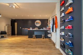 Op een commerciële toplocatie in het centrum van Deerlijk vindt u dit veelzijdige pand met een bruikbare oppervlakte van 133 m².Dankzij de centrale...