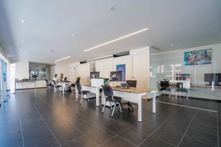 Ontdek deze <strong>instapklare bureauruimte</strong> van <strong>158 m²</strong> op een <strong>toplocatie</strong> in het <strong>centrum</strong> van <strong>Izegem.</strong> Het pand is <strong>ideaal voor</strong> <strong>zelfstandigen</strong> of <strong>organisaties</strong> die <strong>op zoek</strong> zijn naar een <strong>aangename, functionele werkplek</strong> met een <strong>professionele uitstraling.</strong><br /><br />De kantoorruimte bestaat uit:<br /><strong>Centrale bureauruimte</strong> met veel natuurlijk lichtinval<br /><strong>Aparte vergaderruimte</strong> <br /><strong>Afgesloten bureauruimte</strong> <br /><strong>Praktische kitchenette</strong> met alle nodige voorzieningen<br /><strong>Sanitaire voorzieningen</strong><br /><br />Dankzij de <strong>centrale ligging</strong> in de Roeselaarsestraat geniet je van een <strong>vlotte bereikbaarheid</strong> en <strong>nabijheid</strong> van <strong>winkels, horeca en openbaar vervoer.</strong><br />Deze kantoorruimte combineert <strong>comfort, functionaliteit en zichtbaarheid, </strong>de ideale plek om jouw <strong>professionele activiteiten</strong> verder <strong>uit</strong> te <strong>bouwen.<br /><br />INTERESSE?</strong> Contacteer:<br />Matthis op matthis@dekeyser.immo of 0477 804 350<br />Leopold op leopold@dekeyser.immo of 0499 618 354