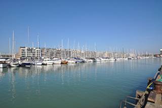 Ruim handelspand met leefruimte gelegen op de Rederskaai te Zeebrugge. Handelsruimte bestaande uit vooraan kantoorgedeelte (mogelijks om te vormen...