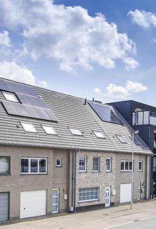Deze instapklare rijwoning werd gebouwd in 2010 en voldoet aan alle hedendaagse normen: met zijn zonnepanelen, het ventilatiesysteem, de energiezuinige verwarming en de hoogwaardige isolatie behaalt de woning een energielabel A!<br />Indeling:<br />- gelijkvloers: inkomhal, apart toilet, garage, wasplaats/bijkeuken, bureau/slaapkamer, zongericht terras met verzorgde tuin;<br />- eerste verdieping: grote leefruimte met een prachtig open zicht op de Spuikom, volledig ingerichte halfopen keuken, hall en apart toilet;<br />- tweede verdieping: 3 ruime slaapkamers en badkamer met ligbad, lavabomeubel, douche en toilet.<br />- mooie zolderruimte;<br />De woning is zeer gunstig gelegen. Het bevindt zich op wandelafstand van bushaltes, scholen, supermarkt en bakker, zwembad en binnenkort een parkbos!