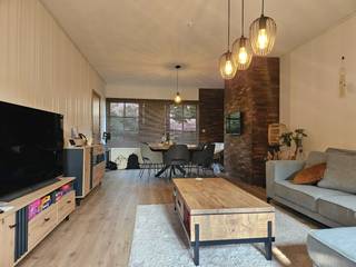 BEZOEK AANVRAGEN ENKEL MOGELIJK VIA VOLGENDE LINK: https://verlinden.mijnhuurprofiel.be/property/7f9b16a9-1320-41aa-958e-5ebe2f1fd8a9<br /><br />Deze halfopen woning is gelegen in het centrum van Mol op wandelafstand van winkels, scholen, openbaar vervoer...<br /><br />Via de inkomhal met gastentoilet komen we terecht in de leefruimte, deze is opgedeeld in een zit- en eethoek. Aansluitend vinden we de keuken, deze is voorzien van een koelkast, combi-oven, vaatwasser, een dubbele spoeltafel en voldoende opbergruimte. Hiernaast is nog een berging. <br /><br />De nachthal geeft toegang tot de 3 slaapkamers en badkamer, deze is voorzien van een douche, wastafel en toilet.<br /><br />De onderhoudsvriendelijke tuin is volledig omheint en beschikt over een carport en een garage.<br /><br />Huurprijs: €1.200/maand | beschikbaarheid: 02/11/2026 | EPC: 256 kWh/m² (label C)