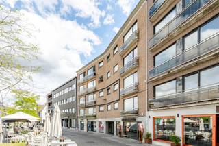 <p>Dit aangename appartement is gelegen op de 2e verdieping en geniet van een prachtig uitzicht over de Leie met zicht op de Broeltorens. De ligging aan de verlaagde Leieboorden is zonder twijfel een absolute meerwaarde: een unieke en gegeerde locatie met een aangename woonomgeving.</p><p>Het appartement beschikt over een inkomhal, een lichtrijke living, een keuken, twee slaapkamers, een badkamer, een afzonderlijk toilet en een praktische berging. Dankzij de efficiënte indeling is het appartement verrassend ruim en bovendien beschikt het over een gunstig EPC. Momenteel is het appartement verhuurd, waardoor deze eigendom eveneens interessant is als vastgoedinvestering plus een uitstekende opportuniteit voor investeerders die op zoek zijn naar een goed gelegen appartement met een aantrekkelijk verhuurpotentieel.</p><p>Mogelijkheid tot aankoop van een kelderberging. </p><p>Voor meer informatie of een bezoek contacteer Saar op 0456/96.16.02 of saar@altro-vastgoed.be</p>