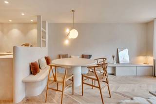 <p>Royaal appartement voorzien van kwaliteitsmaterialen. Deze eigendom beschikt over een uiterst centrale en vlot bereikbare ligging met achteraan een ruim zicht.<br /><br />Bij het betreden van het appartement valt de hoogwaardige luxe afwerking in Mortex meteen op, alsook de ruime indeling ervan.<br /><br />Zo beschikt het appartement over een prachtige leefruimte met visgraat parketvloer en LED-verlichting.<br /><br />De volledig geïnstalleerde open keuken is voorzien van alle toestellen (MIELE | QUOOKER)<br /><br />Daarnaast beschikt het appartement nog over 3 slaapkamers en 2 badkamers. Aan ruimte en luxe is hier dus geen gebrek.<br /><br />Mogelijkheid tot aankoop/huren van een autostaanplaats/garagebox in de nabije omgeving!<br /><br />Aarzel niet om ons te contacteren voor meer informatie: tel.: 050 62 44 14 of via knokke@immax.be</p>