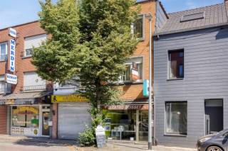 <p><span>Midden in het bruisende handelscentrum van Kessel-Lo, vlakbij Hal 5, het openbaar vervoer, alle belangrijke invalswegen en vele onmisbare voorzieningen, zijn wij verheugd, deze energiezuinige handelswoning op een toplocatie nabij het centrum van Leuven te koop aan te bieden. Deze uitstekend onderhouden commerciële woning omvat op het gelijkvloers een handelsruimte van ca. 45 m², die onderverdeeld is in een winkelruimte met aparte inkom en een atelier. Op het gelijkvloers situeert zich eveneens de volledig ingerichte keuken met berging en de badkamer. De eerste verdieping telt op haar beurt een volwaardige slaapkamer en een gezellige doorloopkamer die eveneens als leefruimte kan fungeren. Hogerop geniet deze veelzijdige woning van twee ruime slaapkamers. Bovendien is de woning voorzien van een uiterst praktische kelder. Kortom deze energiezuinige, perfect onderhouden handelswoning  met woonst is uitermate geschikt voor ondernemers, vrije beroepen en zo veel meer. Deze multifunctionele woning met talloze mogelijkheden en een uitstekende zichtbaarheid is zeker uw bezoek waard. Plan snel uw bezoek in. Voor snelle beslissers! </span></p><p><span> </span></p>