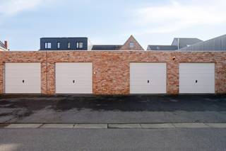 <span><span>Nabij het centrum van <strong>Staden</strong> stellen we u deze instapklare en recente woning voor. Deze gesloten bebouwing werd opgericht in <strong>2016</strong> en bevindt zich op een zuidwest-georiënteerd perceel van 206 m². De woonst, met een bewoonbare oppervlakte van maar liefst 180 m² (zeer ruime woning), verkeert in een <strong>uitmuntende staat</strong>. Bovendien is ze ook erg <strong>energiezuinig</strong>. Zo zijn daken en gevels uiteraard geïsoleerd, zijn de ramen uitgerust met hoogrendementsbeglazing en PVC raamkozijnen en beschikt men over ventilatie type D en een conform gekeurde elektrische installatie . De woning wordt verwarmd met centrale verwarming op aardgas (hoogrendementsketel). Daarnaast is er voorzien in een<strong> regenwaterput </strong>van 10.000 liter.<br />Aansluitend de gezellige woonkamer werd tevens een veranda voorzien met connectie tot de tuin. Een waar genot om hier te vertoeven gedurende de zomerdagen.<br /><br /><strong><u>De indeling van de ruimtes is als volgt:</u></strong><br />Gelijkvloers: inkom- en gastentoilet met vestiaire - aangename leefruimte met zithoek en eetplaats - aansluitende, open en volledig ingerichte keuken (toestellen van Siemens) met ontbijthoek - praktische bergruimte en wasplaats grenzend aan de keuken - afzonderlijke traphal - <strong>zonnige veranda</strong>.<br />Eerste verdieping: trap- en nachthal uitgerust met ingemaakte kasten functionerend als dressing - <strong>3 volwaardige slaapkamers </strong>(2 kamers aan de voorzijde en 1 master bedroom met terras en rechtstreekse toegang tot badkamer) - ruime doorloop badkamer ingericht met ligbad, inloopdouche en dubbel lavabomeubel - apart toilet.<br />Tweede verdieping: bergzolder toegankelijk via zolderluik in de nachthal.<br />Exterieur: onderhoudsvriendelijke, afgesloten en verharde tuin/terras. </span></span><br /><br /><span><span><em>Achteraan het perceel situeren er zich 2 ruime garages van respectievelijk 22 m² en 32 m². Deze kunnen mee aangekocht worden samen met de woning (prijs op aanvraag).</em></span></span><br /><br /><span><span><strong><u>Enkele troeven:</u></strong></span></span>
<ul>
	<li><span><span>Nabij centrum Staden en al zijn voorzieningen;</span></span></li>
	<li><span><span>Instapklaar en energiezuinig;</span></span></li>
	<li><span><span><strong>Professioneel geschilderd en afgewerkt op maat</strong>;</span></span></li>
	<li><span><span>Voorzien van alle hedendaagse comfort;</span></span></li>
	<li><span><span><strong>Verrassend ruime en prachtig onderhouden woning</strong>;</span></span></li>
</ul>
<span><span>Wenst u meer info of bezoek aan deze topper? Contacteer Diksimmo op het nummer 051 50 11 51 of mail naar diksmuide@diksimmo.be.</span></span>