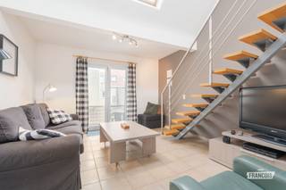 Op zoek naar een instapklare woonst op een centrale locatie in Blankenberge? Deze gezellige duplex van 67 m² combineert een lichtrijke leefruimte met een praktische indeling en een aangename slaapverdieping.<br /><br />Bij het binnenkomen word je verwelkomd in de inkomhal, waar je gemakkelijk schoenen en jassen kwijt kunt. Van hieruit stap je de lichtrijke leefruimte binnen, met aansluitende eetplaats en open keuken. De tegelvloer loopt door over de volledige benedenverdieping en zorgt voor een harmonieus geheel. Naast de keuken bevindt zich een handige bergruimte.<br /><br />Via de trap bereik je de bovenverdieping met de slaapruimte en badkamer, uitgerust met een enkele wastafel, douchecabine en toilet. Daarnaast beschik je hier over een extra berging met een recente verwarmingsketel en aansluiting voor een wasmachine. Als extra troef beschikt de duplex achteraan over een terras dat een aangename buitenruimte biedt.<br /><br />Het appartement is instapklaar en beschikt over een EPC-label B en een conforme elektrische keuring. Bovendien is er geen beroepssyndicus aangesteld, waarbij de gemeenschappelijke kosten beperkt blijven. De ligging in de L. Dujardinstraat maakt deze duplex bijzonder praktisch, met winkels, horeca en andere voorzieningen op korte afstand. Dankzij de gemeubelde verkoop kun je meteen genieten van je nieuwe woonst of de mogelijkheden als investering optimaal benutten.<br /><br />Stedenbouwkundige inlichtingen in aanvraag.<br /><br />Benieuwd naar deze duplex? Neem contact op met Immo Francois in Blankenberge en plan je bezoek.<br /><br />Denk je eraan om je woning in Blankenberge te verkopen? Contacteer Iben van Immo Francois in Blankenberge via iben@immofrancois.be voor een vrijblijvende, gratis schatting.<br /><br />