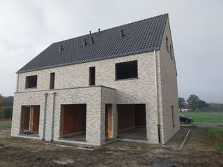 <p><span>Nieuwbouwproject: Twee BEN20-woningen nabij de jachthaven van het Kanaal naar Beverlo.</span></p><p><span> </span></p><p><span>Ontdek dit prachtige nieuwbouwproject bestaande uit twee energiezuinige BEN20-woningen, ideaal gelegen in een rustige, aangename en veilige omgeving, vlak bij de jachthaven van het Kanaal naar Beverlo.</span></p><p><span>Een perfecte locatie voor wie houdt van landelijk wonen met toch alle voorzieningen binnen handbereik. Op slechts enkele minuten bevindt u zich in het gezellige centrum van Leopoldsburg, met winkels, scholen en horeca.</span></p><p><span>De woningen worden opgetrokken op een zuid-oost gerichte bouwgrond van 550 m², geschikt voor halfopen bebouwing — wat zorgt voor een optimale lichtinval en een mooi uitzicht op de tuin.</span></p><p><span> </span></p><p><span>Indeling</span></p><p><span>Gelijkvloers:</span></p><p><span>Inkomhal met apart toilet</span></p><p><span>Ruime, lichtrijke leefruimte</span></p><p><span>Open keuken met zicht op de tuin</span></p><p><span>Praktische berging/wasplaats</span></p><p><span> </span></p><p><span>Verdieping:</span></p><p><span>2 ruime slaapkamers</span></p><p><span>Dressing</span></p><p><span>Badkamer met inloopdouche, dubbele lavabo en toilet</span></p><p><span>Overloop met vaste trap naar de tweede verdieping</span></p><p><span>Zolderverdieping: Mogelijkheid tot een derde ruime slaapkamer of hobbyruimte</span></p><p><span> </span></p><p><span>De woning is voorzien van vloerverwarming op aardgas op het gelijkvloers en in de badkamer. </span></p><p><span>In de badkamer is bovendien een aansluiting voorzien voor een elektrische handdoekdroger als extra bijverwarming.</span></p><p><span> </span></p><p><span>Dankzij het BEN20-label geniet u van een lage energiekost en voldoet de woning aan de strengste normen voor energie-efficiëntie en comfort.</span></p><p><span> </span></p><p><span> </span></p><p><span> </span></p><p><span> </span></p>
