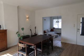 BEZOEKDAG ZATERDAG 30 MEI van 8U tot 16U (enkel op afspraak)<br /><br />Ontdek deze charmante en instapklare stadswoning op een rustige ligging nabij het centrum van Aalst.<br />Deze gezellige woning combineert comfort, ruimte en een uitstekende bereikbaarheid.<br />Bij het betreden van de woning valt meteen de praktische indeling op. U beschikt over een ruime garage die rechtstreeks aan de woning aansluit, evenals een oprit voor de woning — een absolute troef in de stad.<br />Verder biedt de woning 3 volwaardige slaapkamers, ideaal voor gezinnen of wie extra ruimte wenst voor bureau of hobbykamer.<br />De gezellige stadskoer vormt de perfecte plek om in alle rust te genieten.<br />Daarnaast beschikt de woning over 2 toiletten, een droge kelder en een geïsoleerde zolder met vaste trap, dit biedt de mogelijkheid om een extra slaapkamer of hobbyruimte te creëren.<br />Extra pluspunten zijn de conforme elektrische installatie, gasketel, dubbele beglazing en de verzorgde staat van de woning, waardoor u zonder zorgen onmiddellijk kan intrekken.<br />Bent u op zoek naar een comfortabele woning met veel praktische troeven op een rustige, maar centrale locatie? Dan is deze eigendom zeker een bezoek waard!<br /><br />Technische informatie:<br />EPC D<br />Elektrische installatie is conform<br />Verwarming op aardgas<br />Dubbele beglazing<br />Geïsoleerde zolder<br />Niet gelegen in overstromingsgevoelig gebied<br /><br />Voor meer informatie kan je mij steeds contacteren op<br />0478 402 410 of lucas_v@live.be<br /><br />BEZOEKDAG OP ZATERDAG 30 MEI 2026