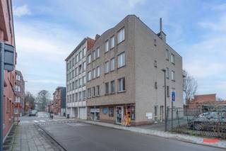 Een oerdegelijk appartement op wandelafstand van winkels en openbaar vervoer: meer moet dat soms niet zijn. Niet spiksplinternieuw, maar...