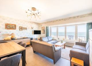 Te koop: gerenoveerd appartement met 2 volwaardige slaapkamers op de Zeedijk te Koksijde. Het appartement is gelegen op de derde verdieping...