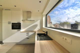 Ontdek dit prachtige, recente appartement, waar hedendaags wooncomfort en een stijlvolle afwerking perfect samengaan. 
Gelegen in het rustige en aangename Adegem, is dit instapklare appartement de ideale thuis voor wie op zoek is naar comfortabel en zorgeloos wonen. 
Of bent u op zoek naar een interessante investering? Dan is dit stijlvolle appartement beslist een bezoek waard.

De lichtrijke leefruimte sluit naadloos aan op de moderne open keuken, die het hart van de woning vormt. Vanuit de woonkamer heeft u toegang tot het gezellige terras, waar u in alle rust kunt genieten van een kop koffie of een ontspannen avond.

Het appartement beschikt over twee slaapkamers en een moderne badkamer, uitgerust met een badkamermeubel met lavabo en een ruime inloopdouche.

Extra troeven zijn de private autostandplaats en de praktische fietsenberging, die bijdragen aan een optimaal wooncomfort.

Dankzij de recente bouw, de energiezuinige afwerking en de gunstige ligging in Adegem vormt dit appartement niet alleen een ideale starterswoning, maar ook een uitstekende vastgoedbelegging met een aantrekkelijk verhuurpotentieel.

Contacteer ons vandaag nog voor meer informatie of een bezichtiging.
Via 09 336 16 15 of mail naar info@vastgoedunicum.be, wij helpen u graag verder!