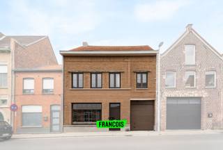 In het bruisende centrum van Poperinge vindt u dit veelzijdige handelspand met ruime woonst — een unieke kans op een toplocatie!<br /><br />De volledige gelijkvloerse verdieping werd ingericht als horecazaak en beschikt over een gezellige toog met zitgedeelte. Daarnaast is er een ruime eetzaal, een praktische keuken, aparte toiletten en een garage aanwezig.<br /><br />De eerste en tweede verdieping vormen samen een comfortabele en royale woongelegenheid, ideaal voor wie wonen en werken wil combineren. De woning bestaat uit een ruime leefruimte met open keuken, 4 slaapkamers en een moderne badkamer.<br /><br />Het pand is voorzien van centrale verwarming op gas, aangevuld met airco’s die zowel kunnen koelen als verwarmen.<br /><br />Met behulp van AI werd een visualisatie gemaakt die toont hoe de voorgevel eruit zou kunnen zien zonder reclamepaneel.<br /><br />