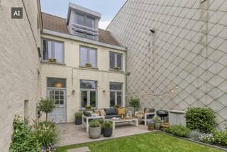 Op zoek naar een instapklare woning op een uiterst centrale locatie in Assebroek? Deze karaktervolle woning is gelegen langs de Astridlaan, met een vlotte verbinding naar zowel het historische centrum van Brugge als het nabijgelegen Oedelem. De ligging is ronduit praktisch: van lokale winkels en supermarkten tot scholen, openbaar vervoer en horeca, alle dagelijkse voorzieningen bevinden zich op wandel- of fietsafstand.<br /><br />Bij het binnenstappen valt meteen de warme en uitnodigende sfeer op. De woning is volledig instapklaar, beschikt over een gunstig EPC D-label én heeft een conform goedgekeurde elektrische installatie, wat zorgt voor zorgeloos woongemak. Het kloppend hart van dit huis is de sfeervolle leefruimte: een harmonieuze en lichtrijke plek waar je elke dag met plezier thuiskomt.<br /><br />Op de eerste verdieping bevindt zich een volwaardige, comfortabele slaapkamer, samen met een handige, multifunctionele berging die heel flexibel kan worden aangepast aan jouw wensen; denk aan een stijlvolle dressing, extra opslagruimte of een rustige thuiswerkplek. Een verdieping hoger, op de tweede verdieping, bevindt zich de tweede slaapkamer. Buiten vormt het overzichtelijke terras een aangename plek om in de buitenlucht te genieten. Deze woning aan de Astridlaan 26 combineert alle hedendaagse comfort met een uiterst vlot bereikbare ligging.<br /><br />Indeling: <br />Gelijkvloers: <br />- Inkomhal<br />- Leefruimte<br />- Keuken <br />- Toilet<br /><br />1ste verdieping: <br />- Slaapkamer 1 (11 m²) <br />- Badkamer<br />- Berging met aansluiting wasmachine/mogelijkheid tot dressing of bureau<br /><br />2de verdieping: <br />- Slaapkamer 2 (15 m²) <br /><br /><br />Bestuursmaatregelen in het maatregelenregister: nee<br /><br />Deze AI-visualisaties zijn bedoeld als inspiratie. Er werd geen rekening gehouden met technische specificaties, stedenbouwkundige voorschriften of de concrete mogelijkheden tot realisatie.