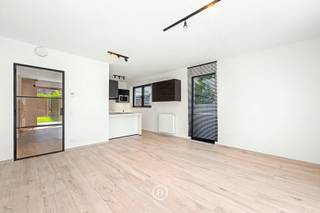 Situé dans un environnement calme, à proximité de l’Avenue Paul Hymans, ce magnifique appartement meublé se trouve au premier étage d’un immeuble récent. Avec une superficie habitable de 62 m² et une terrasse, ce bien offre un cadre de vie agréable où confort et qualité sont au rendez-vous.<br /><br />Dès l’entrée, vous découvrez un hall d’entrée avec toilettes invités et une buanderie pratique. La cuisine ouverte entièrement équipée s’intègre harmonieusement au spacieux séjour, baigné de lumière naturelle grâce aux grandes baies vitrées. Le salon donne directement accès à la terrasse.<br /><br />L’appartement comprend une chambre (14 m²) ainsi qu’une salle de douche. Une cave privative complète l’ensemble. Un local à vélos commun est également disponible, ainsi qu’une possibilité de louer un emplacement de parking.<br /><br />Ce bien se distingue par ses finitions de qualité et ses équipements modernes : double vitrage, porte blindée, parlophone, système de ventilation double flux, adoucisseur d’eau, placards intégrés, rideaux et luminaires.<br /><br />Grâce à son emplacement recherché, ses finitions soignées et son agréable espace extérieur, cet appartement séduit immédiatement.<br /><br />Charges communes : 115€/mois<br />Provision eau et chauffage : 150 €/mois