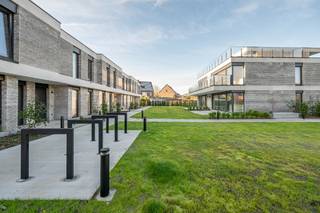 Dit mooie gelijkvloers appartement met privatief zuiderterras wordt volledig sleutel op de deur afgewerkt en kent volgende indeling: inkomhal...