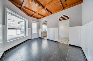 <p><strong>We Invest stelt u deze te renoveren handelwoning voor, ideaal gelegen op een steenworp van het station van Braine-l’Alleud.</strong><span></span></p>
<p>Met een totale oppervlakte van <strong>316 m², waarvan ongeveer 225 m² bewoonbaar</strong>, biedt deze woning ruime volumes en interessante mogelijkheden voor renovatie en inrichting, mede dankzij de inrichtbare zolder en de verschillende bijruimtes.</p>
<p>Op het gelijkvloers bevindt zich een inkomhal die toegang geeft tot de leefruimte en de keuken. Deze verdieping beschikt eveneens over een garage, twee bijgebouwen/opslagruimtes en een buitenkoer.</p>
<p>De eerste verdieping omvat drie slaapkamers van <strong>15 m², 12 m² en 8 m²</strong>, evenals een badkamer.</p>
<p>De bovenste verdieping bestaat uit een <strong>inrichtbare zolder van 44 m²</strong>, die reeds voorzien is van wateraansluitingen. Deze ruimte biedt onder meer de mogelijkheid om een ruime master bedroom met een eigen badkamer te creëren, mits de nodige vergunningen.</p>
<p>In de kelder beschikt de woning bovendien over ongeveer <strong>42 m² aan kelderruimte</strong>, ideaal als extra opslagruimte.</p>
<p>Technisch beschikt de woning over een <strong>EPC-score E</strong>, een <strong>Vaillant-gasketel uit 2019</strong> en een dak dat dateert uit het begin van de jaren 2000. De leidingen en de elektrische installatie werden begin jaren 2000 vernieuwd. De elektrische installatie dient echter nog conform te worden gemaakt.</p>
<p><strong>Een eigendom met tal van renovatie- en inrichtingsmogelijkheden, ideaal gelegen vlak bij het station van Braine-l’Alleud en alle dagelijkse voorzieningen.</strong></p>
<p><strong>Informatie en bezoeken: 02/319.46.46 of demandes.bw.centre@weinvest.be</strong></p>