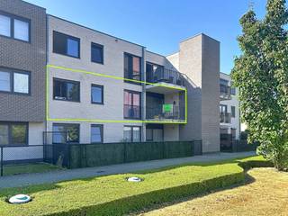Op de 1e verdieping van een rustig en groen gelegen appartementencomplex bevindt zich dit modern en energiezuinig appartement. Qua indeling omvat dit appartement een leefruimte met open, volledig geïnstalleerde keuken, een berging/wasplaats, nachthal, 2 comfortabele slaapkamers, een badkamer (met ligbad en douche), apart toilet en een overdekt terras met open zicht op groen. Uiterst rustig gelegen en toch nabij het centrum, station, scholen, winkels en de stadsvesten. Ondergrondse autostaanplaats en berging inclusief, alsook gemeenschappelijke fietsenstalling (buiten). Lift aanwezig! Gemeenschappelijke kosten (€75/maand).