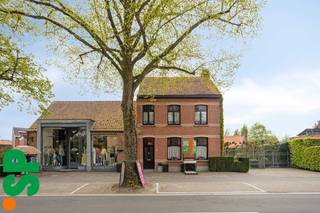 Mooi herenhuis met ruimte voor zelfstandige activiteit op centrale locatie.<br /><br />Indeling gelijkvloers: inkomhall, woonkamer, keuken met eetplaats, wasplaats, badkamer (dubbele lavabo - ligbad) en apart toilet. Voorts is er op het gelijkvloers een handelsruimte (momenteel in gebruik als kledingwinkel) bestaande uit een winkelruimte, apart toilet, kitchenette en inpandige garage (automatische poort).<br />Indeling 1e verdieping: nachthall, 3 slaapkamers en dressing.<br /><br />Deze woning met karakteristieke elementen is in goede staat van onderhoud. De handelsruimte is geschikt voor vele activiteiten (winkel, kantoor, vrij beroep, horeca, ..). Ook is er voldoende parkeergelegenheid.<br /><br />Achteraan de woning is er een mooie aangelegde en zonovergoten tuin met voldoende privacy.<br /><br />Centrale locatie met zeer vlotte verbinding naar E34.<br /><br />EPC: 709 kWh / m².<br /><br />Nog vragen? Contacteer Immo SP op het nummer 014/59.10.20 of via info@immosp.be.