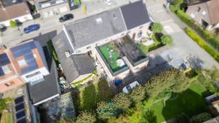 Gelegen in het centrum van De Pinte, op wandelafstand van scholen, winkels, openbaar vervoer,... treffen we deze te renoveren halfopen bebouwing aan.
Het huis heeft de volgende indeling: inkomhal, leefruimte, ruime keuken, badkamer met douche, dubbele lavabo en voorzieningen wasmachine,.. en een apart toilet. verder op het gelijkvloers is er een grote garage en een kelder. Op de eerste verdieping zijn er 2 slaapkamers. De zolder, die via vaste trap te bereiken is, kan verder ingericht worden als extra grote slaapkamer.
Buiten is er een goed georiënteerde tuin en een aparte, privatieve oprit voor 3 wagens (te bereiken via de Eeuwfeestlaan.)
grote troeven hier zijn: toplocatie, goede oriëntatie, ruimte, charme en mogelijkheden.
Renovatieverplichting: ja
Voor meer informatie of een bezoek kan u terecht bij Sander Dejonghe via sander@vastgoeddejonghe.be
Alle dossierstukken kan u downloaden op www.vastgoeddejonghe.be