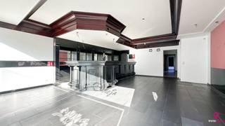 Op een uitstekende locatie in het hart van Beringen vindt u dit veelzijdige handelspand van 103m² terug, gelegen aan de Brugstraat 11/1. Dit pand biedt niet alleen een ideale plek om uw eigen onderneming te starten, maar ook een aantrekkelijke investeringsmogelijkheid.<br /><br />Met een oppervlakte van 103m² biedt dit pand voldoende ruimte voor verschillende doeleinden.<br />De grote garagebox is geschikt voor twee auto's of voor opberging en beschikt over een automatische poort, wat zorgt voor gemakkelijke toegang en opslagmogelijkheden.<br /><br />Dit pand is recentelijk uitgebaat als café, waardoor het perfect is voor ondernemers die een horecaconcept willen voortzetten of iets nieuws willen creëren.<br />Het handelspand is momenteel nog niet verhuurd, wat betekent dat u de vrijheid heeft om het geheel naar eigen wens in te richten. Of u nu droomt van een bloeiend café of een kantoorruimte, de mogelijkheden zijn eindeloos.<br /><br />Het onroerend goed heeft als bestemming horeca maar het is ook perfect mogelijk om de functie te wijzigen naar een woonst door het aanvragen van een bestemmingswijziging bij de gemeente.<br /><br />Pluspunten:<br />- Toplocatie!<br />- In centrum Beringen;<br />- Grote garagebox;<br />- Ideale investering;<br />- Parkeerplaatsen voor de deur!<br /><br />Voor een bezichtiging ter plaatse of meer info, bel ons op 078/78.78.70, of kom gewoon binnen op ons kantoor, steeds welkom!