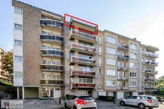 Immo Groot Leeuw stelt u dit prachtige penthouse-studio voor, gelegen op de zesde verdieping van een verzorgd gebouw en voorzien van een adembenemend uitzicht over zowel Brussel als Dilbeek. Deze lichtrijke studio heeft een bewoonbare oppervlakte van 44 m² en biedt een aangename leefruimte die aansluit op een aparte, uitgeruste keuken met oven, elektrische kookplaat en dampkap. Daarnaast beschikt de studio over een badkamer en maar liefst twee uitzonderlijk ruime terrassen van elk ongeveer 20 m², zowel aan de voor- als achterzijde van het gebouw. Hierdoor kan u de hele dag door genieten van zon, licht en een uniek panoramisch uitzicht.<br /><br />Het gebouw is uitgerust met een lift die tot de vijfde verdieping reikt. Om de zesde verdieping en dus dit exclusieve penthouse te bereiken, neemt u nog een trap vanaf de vijfde verdieping. Dankzij zijn ligging en de aanwezigheid van twee terrassen combineert dit pand rust en privacy met een indrukwekkend uitzicht en een vlotte verbinding naar het bruisende stadsleven van Brussel en de groene omgeving van Dilbeek.<br /><br />Bovendien bevindt het gebouw zich in een rustige doodlopende straat, op wandelafstand van openbaar vervoer, winkels en scholen. Ook de Brusselse binnenstad en de ring zijn slechts enkele minuten verwijderd, wat zorgt voor een uitstekende bereikbaarheid in combinatie met een uitzonderlijk wooncomfort. Dankzij deze ligging en de vele troeven is dit penthouse ideaal als starters appartement of als interessante investering met gegarandeerde meerwaarde.<br /><br />Bent u op zoek naar een rustig gelegen studio op de hoogste verdieping met een aangenaam terras, contacteer ons zeker via 02 378 04 44 of via info@immogrootleeuw.be voor een bezoek.