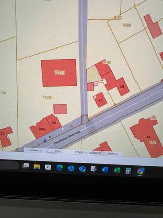 Landbouwgrond welke vrij is van pacht en huur. Maw onmiddelijik beschikbaar. Door het ongebruik zijn er wilde bomen ontstaan.Deze landbouwgrond is...