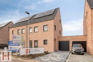 Recente en energiezuinige woning vlakbij het centrum van Wechelderzande.De woning heeft volgende indeling op het gelijkvloers: Via de inkomhal met...