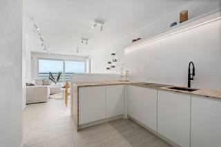 Prachtig appartement met een panoramisch uitzicht op zee aan de Zeedijk in Knokke-Duinbergen!<br />Gunstig gelegen tussen de RBSC Duinbergen en de Blue Buddha beachclub.<br /><br />Dit schitterende appartement is onlangs volledig gerenoveerd door binnenhuisarchitecte Heidi Wille. De woon- en eetruimte beschikken over grote ramen en een balkon. De open keuken is voorzien van hoogwaardige Miele-apparatuur. Er zijn 2 ruime slaapkamers met aangrenzend balkon en extra opbergruimte aan beide zijden. Elke slaapkamer is uitgerust met ingebouwde kasten en een eigen badkamer. Verder is er een apart toilet en een berging voor de wasmachine en droger. <br /><br />De mogelijkheid bestaat om een ruime garagebox op korte afstand aan te kopen, gelegen onder de Minigolf, tegen een vraagprijs van 85.000€.