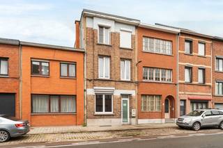[[ DIT PAND NEEMT DEEL AAN DE ERA OPEN HUIZEN DAG OP 13/6 VAN 9:30 TOT 10:30 ]]
<p>Te koop: gelijkvloers appartement in Antwerpen, gelegen in de Letterkundestraat, nabij scholen, park en belangrijke invalswegen.<br /><br />Dit gesloten appartement biedt een comfortabele woonervaring met directe toegang tot een privatieve tuin, ideaal voor wie graag buitenruimte heeft zonder trappen. De centrale ligging zorgt voor een vlotte verbinding richting Antwerpen-centrum en omliggende gemeenten, met winkels en openbaar vervoer op wandelafstand. Dankzij de praktische indeling en de kleinschalige opzet van het gebouw (slechts 3 appartementen) geniet u van rust en privacy. Dit maakt het pand zowel geschikt voor eigen bewoning als voor investering.<br /><br />Belangrijkste ruimtes:<br />• Living met natuurlijke lichtinval en toegang tot de tuin<br />• Keuken met spoelbak, vaatwasser, keramische kookplaat, elektrische oven en dampkap<br />• Slaapkamer met ruimte voor een dubbel bed<br />• Badkamer met douche, toilet en enkelvoudige wastafel<br />• Berging met aansluiting voor wasmachine en droogkast, plus verwarmingsketel<br />• Tuin (40 m²) met terras<br /><br />Troeven:<br />• Gelijkvloers appartement met privatieve tuin<br />• Centrale ligging nabij winkels, openbaar vervoer en invalswegen<br />• Kleinschalig gebouw met slechts 3 appartementen<br /><br />Neem vandaag nog contact op met uw ERA-makelaar voor een bezoek.<br /><br />JOUW DROOMAPPARTEMENT. ZO GEVONDEN!</p>