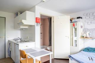 ENKEL VOOR STUDENTEN!<br /><br />In het centrum van Leuven, op wandelafstand van verschillende faculteiten, Campus Gasthuisberg, winkels, openbaar vervoer en tal van ontspanningsmogelijkheden, bevindt zich deze verzorgde studentenstudio op de derde verdieping van residentie Erasmushof. Een ideale uitvalsbasis voor studenten die comfortabel en centraal willen wonen in Leuven.<br /><br />De studio is praktisch ingericht en wordt gemeubeld verhuurd. Ze beschikt over een eigen badkamer met lavabo, douche en toilet, evenals een eigen keukentje. Dankzij de aanwezige meubels is de studio volledig instapklaar. Het gebouw beschikt bovendien over een lift.<br /><br />Bewoners kunnen gebruikmaken van de gemeenschappelijke fietsenstalling en koer. Residentie Erasmushof is een verzorgde en rustige studentenresidentie op een bijzonder centrale locatie.<br /><br />De studio is beschikbaar vanaf 1 september en wordt verhuurd aan € 595 per maand. In deze huurprijs zijn de gemeenschappelijke kosten en internet inbegrepen. Daarnaast wordt een maandelijkse provisie van € 25 voor water aangerekend. Het individuele elektriciteitsverbruik is ten laste van de huurder.<br /><br />Nog op zoek naar een gezellige studentenstudio voor academiejaar 2026-2027 op een toplocatie in Leuven? Contacteer ons gerust voor meer informatie of een bezoek ter plaatse.