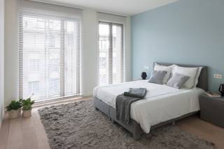 Royaal appartement B21.403 in residentie CityGarden heeft 2 slpk. en is op de 4de verdieping gelegen. Het appartement (120 m²) omvat een inkom met toilet, berging, een badkamer met bad, 2 slpk., leefruimte met open keuken en grote raampartijen die uitgeven op het ruim terras. Het terras is ca. 25 m² groot en grenst bovendien aan de rustige moestuin.<br /><br />Het appartement is voorzien van vloerverwarming en warmtepomp. De verwarming gebeurt via een eigen warmtenet (KWO-systeem met warmtepomp) dat in de zomer tevens ook voor koeling zorgt. Je wagen parkeer je vlot en gemakkelijk ondergronds. <br /><br />Bij elk app. hoort een ondergrondse autostaanplaats met berging en/of garagebox. Deze dient apart bij aangekocht te worden. Verder kun je een kelderberging of oplaadpunt bijkopen.<br />Vrije keuze bij verschillende leveranciers voor de binnen afwerking (vloertegels, badkamer &amp; keuken, etc.) Meer info? Contacteer onze sales consultants Inge Vancluysen of Marisa Marasco op het nr. 011 41 33 23.