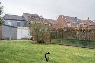 Op wandelafstand van de Leie vinden we deze woning terug. Wie geen schrik heeft om de handen uit de mouwen te steken kan van de Koestraat 106...