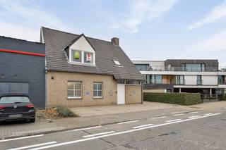 Située au cœur de Zwevezele, cette maison de la rue Tramstraat offre une combinaison idéale d'espace de vie et de travail. Le rez-de-chaussée...
