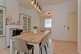 <p><span>Knusse goed onderhouden starterswoning of opbrengsteigendom centrum Bevere</span></p><p><span> </span></p><p><span>Indeling : </span></p><p><span>Inkomhal, gezellige living met eetplaats, keuken, badkamer ( inloopdouche, toilet, lavabo), veranda en berging. </span></p><p><span>Op het verdiep zijn er 2 slaapkamers.</span></p><p><span>Via de vaste trap komt men in de geïsoleerde zolderruimte waar nog 2 extra kamers kunnen gemaakt worden. </span></p><p><span>Westgerichte tuin met terras en siervijver.</span></p><p><span>Er is tevens een kelder aanwezig.</span></p><p><span> </span></p><p><span>Technische weetjes : </span></p><p><span>Zonnepanelen</span></p><p><span>Elektriciteit conform</span></p><p><span>Nieuw dak</span></p><p><span>EPC C-label</span></p><p><span>Asbestveilig</span></p><p><span>PVC ramen dubbel glas met rolluiken</span></p><p><span>Regenput met aansluiting op de siervijver</span></p><p><span> </span></p><p><span>Wat maakt deze woning zo speciaal ? </span></p><p><span>Deze gerenoveerde woning is de ideale starterswoning of opbrengsteigendom.</span></p><p><span>Gelegen in het centrum van Bevere, nabij winkels, scholen, N60 Ronse-Gent, station Oudenaarde en recreatiedomein Den Donk. </span></p><p><span>Geen renovatieplicht. </span></p><p><span>Woning momenteel verhuurd</span></p><p><span>Maak nu je afspraak via <span>jurgen@immodhondt.be</span></span><span> of 0471 53 06 18</span></p><p><span> </span></p>