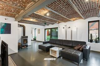 Wat aan de buitenkant een 'ruwe diamant' is, is binnenskamers getransformeerd tot een energiezuinige en luxueuze gezinswoning met de...