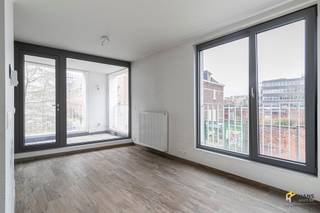 <p><span>In a coveted neighborhood just inside the Singel you will discover this move-in ready apartment - perfect for starters or as an investment. The location could hardly be better: Berchem station is within walking or biking distance, ideal for those who commute by public transport. Moreover, you enjoy a smooth connection to the city center, the outskirts of town and the freeway. In short: an accessible top location for those who want to live comfortably and centrally!</span></p><p><span> </span></p><p><span>The apartment is located on the second floor of a well-kept corner building (2015) with elevator. Thanks to the recent construction, you will enjoy modern living comfort here, fully according to current standards. The building is neatly maintained, the electricity is compliant and the roof is insulated according to the 2020 standard. The fixed costs are € 117/month. Added bonus: a practical, communal bicycle shed is available to all residents.</span></p><p><span> </span></p><p><span>The cozy apartment is cleverly laid out and offers 45 m² of optimal living comfort. You enter in the hall with space for a wardrobe, after which you immediately walk through to the cozy living room (20 m²) with access to the west-oriented terrace (4 m²). The open kitchen is equipped with all modern comforts, including cooker, cooker hood, built-in dishwasher, oven and fridge freezer. Adjacent is a convenient storage/laundry room. The bedroom is 10 m² and the bathroom (3 m²) has a walk-in shower, washbasin and towel dryer. The toilet is separate.</span></p><p><span> </span></p><p><span>Finally, there are 2 garages optional to purchase with it at €35,000/unit.</span></p><p><span> </span></p><p><span>Are you looking for a move-in ready apartment in a prime location? Do not miss this opportunity! Living area 45 m² ref: gross floor area. EPC. For more info or a free appraisal visit </span><span><span>www.hansimmo.be</span></span></p><p><span> </span></p>