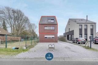 INSTAPKLAAR DUPLEX-APPARTEMENT MET ZOLDER TE MAASMECHELEN !We vinden dit appartement met een bewoonbare oppervlakte van 161 m² terug op een perceel...
